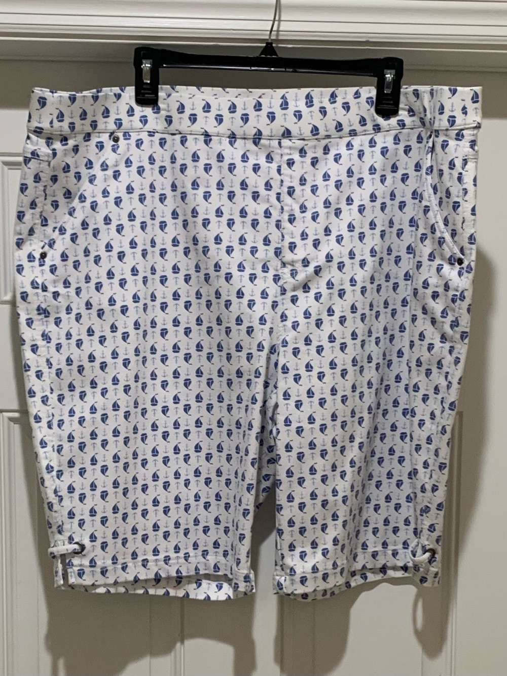 Intro Love The Fit Womens White Stretch Denim Bermuda Sailboats Size 22W - Picture 2 of 8